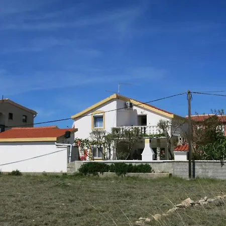 Spacious Holiday In Dalmatia With Beach Nearby *